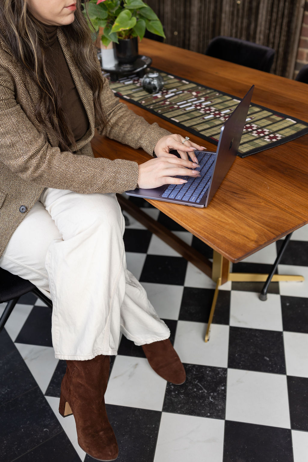Woman updating the Internal Linking of her blog on a laptop