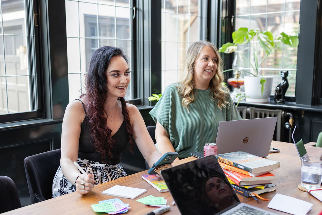 two women discussing eos l10 meetings
